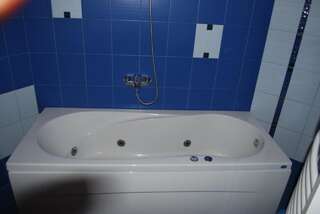 Отель Hotel Milenium София Двухместный номер с 1 кроватью, гидромассажной ванной и бесплатной парковкой-3